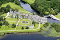 不動産仲介業者サビルズ（Savills)が公表した、アイルランド・アシュフォード城（Ashford Castle）の空撮写真（2012年10月31日提供）。(c)AFP
