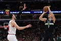 21-22NBAプレーオフ、イースタンカンファレンス1回戦、シカゴ・ブルズ対ミルウォーキー・バックス。シュートを狙うミルウォーキー・バックスのグレイソン・アレン（右、2022年4月22日撮影）。(c)AFP
