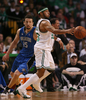 08-09NBA東カンファレンスプレーオフ準決勝、ボストン・セルティックス（%%Boston Celtics%%）対オーランド・マジック（%%Orlando Magic%%）第2戦。試合はセルティックスが112-94でマジックを下し、対戦戦績を1勝1敗の五分に戻した。昨季王者のセルティックスは、エディー・ハウス（%%Eddie House%%）が14本中11本のシュートを決めるなどで31得点、ローハン・ロンド（%%Rajon Rondo%%）が15得点、18アシスト、11リバウンドでトリプルダブルを記録し、対戦戦績を五分とした。写真はマジックのヒド・ターコルー（%%Hedo Turkoglu%%）の前でパスを出すセルティックスのエディー・ハウス（右）。（2009年5月6日撮影）(c)AFP/Getty Images/Elsa