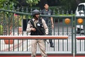 インドの首都ニューデリーで、首相公邸前を警備する治安部隊員（2019年8月5日撮影）。(c)AFP/Sajjad HUSSAIN
