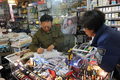 韓国ソウル（Seoul）北部で商店を営む、北朝鮮の故金正日（キム・ジョンイル、Kim Jong-Il）総書記のそっくりさんの金永植（キム・ヨンシク、Kim Young-Sik）さん（左、2011年12月26日撮影）。(c)AFP/Prakash SINGH

&lt;a href=&quot;http://www.afpbb.com/article/life-culture/life/2847973/8238368&quot;&gt;&lt;b&gt;この記事の本文を読む&lt;/b&gt;&lt;/a&gt;