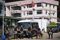 チャン・トンカイ容疑者が収監されていた香港の刑務所の外で警備に当たる看守ら（2019年10月23日撮影）。(c)Philip FONG / AFP