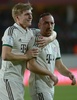 13クラブW杯（2013 FIFA Club World Cup）準決勝、広州恒大（Guangzhou Evergrande FC、中国）対バイエルン・ミュンヘン（Bayern Munich）。得点を挙げてチームメートのトニ・クロース（Toni Kroos）に祝福されるバイエルン・ミュンヘンのフランク・リベリ（Franck Ribery、2013年12月17日撮影）。(c)AFP/FADEL SENNA