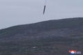 北朝鮮で実施された戦術弾道ミサイルの発射実験。着弾直前の様子。朝鮮中央通信（KCNA）公開（撮影場所不明、2024年9月18日撮影、19日公開）。(c)AFP PHOTO/KCNA VIA KNS