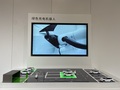 オルドスゼロカーボン産業パークの展示ホールにあるグリーン充電ロボットの展示コーナー（2023年4月24日撮影）。(c)Xinhua News