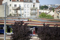 パリ（Paris）南郊ブレティニシュールオルジュ（Bretigny-sur-Orge）で12日午後5時14分（日本時間同日午前0時14分）ごろ、高速で駅に進入した都市間高速列車が脱線し、内務省によると少なくとも6人が死亡、26人が負傷した。負傷者のうち9人は重傷。ここ25年間にフランスで起きた中では最悪の列車事故となった（2013年7月12日撮影）。(c)AFP/MARTIN BUREAU