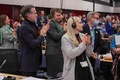 カナダ・モントリオールで開かれた国連生物多様性条約第15回締約国会議（COP15）で、新目標が採択され拍手する各国代表（2022年12月19日撮影）。(c)ANDREJ IVANOV / AFP