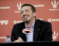 NBAの4チーム間で複数トレードが成立し、オーランド・マジック（%%Orlando Magic%%）のヒド・ターコルー（%%Hedo Turkoglu%%）がトロント・ラプターズ（%%Toronto Raptors%%）に、ラプターズのショーン・マリオン（%%Shawn Marion%%）がダラス・マーベリックス（%%Dallas Mavericks%%）に、マーベリックスのジェリー・スタックハウス（%%Jerry Stackhouse%%）がメンフィス・グリズリーズ（%%Memphis Grizzlies%%）にトレードされることになった。写真はラプターズへの移籍が決まり、会見で笑顔を見せるヒド・ターコルー。（2009年7月9日撮影）(c)AFP/Getty Images/NBAE/Ron Turenne