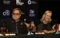WTTスマッシュ・ヒッツの記者会見で写真撮影に臨む歌手のエルトン・ジョンさん（左、2016年10月10日撮影）。(c)AFP/John Gurzinfki