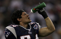 ウォーミングアップ中、顔に水をかけるペイトリオッツのLBテディ・ブルースキー（%%Tedy Bruschi%%）。(c)AFP/Getty Images/Andy Lyons