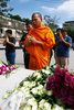 元旦未明にあった火災で死者約60人が出たタイ・バンコク（Bangkok）のエカマイ（Ekkamai）地区にある人気ナイトクラブ「サンティカ（Santika）」前で犠牲者のために祈る仏僧（2009年1月2日撮影）。(c)AFP/PAIROJ