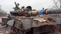 ウクライナ南部マリウポリ郊外で、破壊された同国軍の戦車。ロシア国防省が公開した動画より（2022年3月4日公開）。(c)AFP PHOTO / Russian Defence Ministry / handout