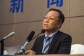 ノーベル平和賞受賞者、劉暁波氏の死去を受け、中国北東部遼寧省瀋陽の病院で開かれた記者会見に臨む中国人医師（2017年7月13日撮影）。(c)AFP/FRED DUFOUR