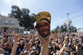 本拠地オークランドでゴールデンステイト・ウォリアーズの14-15NBAファイナル制覇を祝うファン（2015年6月19日撮影）。(c)AFP/Getty Images/Stephen Lam