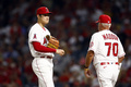 米大リーグ（MLB）、ロサンゼルス・エンゼルスの大谷翔平（左）とジョー・マッドン監督（2022年4月7日撮影）。(c)Ronald Martinez/Getty Images/AFP