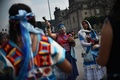 メキシコの首都メキシコ市ソカロ広場で行われたスペインによるアステカ帝国征服500年の式典に参加する先住民族（2021年8月13日撮影）。(c)RODRIGO ARANGUA / AFP