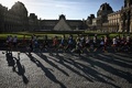 パリ五輪、陸上男子マラソン。ルーブル美術館のピラミッド前を通過する選手（2024年8月10日撮影）。(c)Ben STANSALL / AFP
