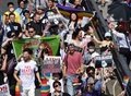 東京・渋谷で開催された「東京レインボープライド」の参加者（2015年4月26日撮影）。(c)AFP/Toru YAMANAKA