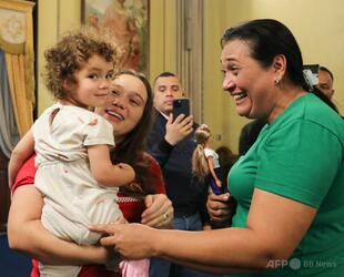 米強制送還で親から引き離された2歳少女、ベネズエラに帰国