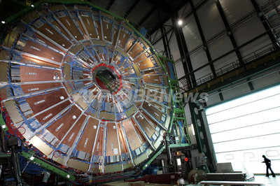 LHCで極小ブラックホール生成実験を行っても地球は消滅しない、CERN