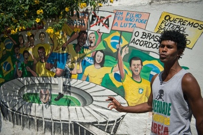 W杯の「功罪」描き出すリオの落書きアート、ブラジル