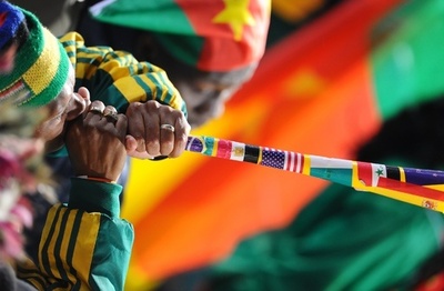 南アのリーグ戦、観客がブブゼラで主審襲う