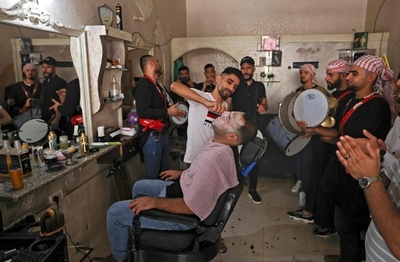 【今日の1枚】楽隊を従えてグルーミング パレスチナ自治区