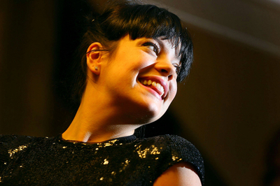 歌手リリー・アレン　百貨店ハロッズのウィンター・セール開催イベントに登場