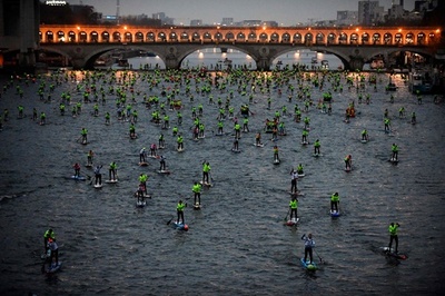 仏パリの風景と一体化？ スタンドアップパドルレース開催