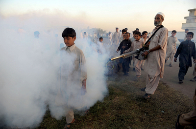 政府軍のタリバン掃討作戦激化で避難民36万人に、パキスタン
