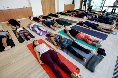 「集団殺害」の通報…実はヨガ教室 英