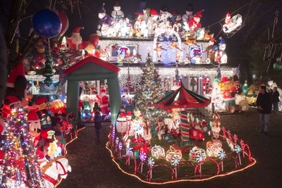 賑やかすぎる？米国のクリスマス・デコレーション