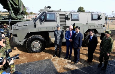 日豪首脳、千葉の陸自演習場を視察 安保協定の締結視野に