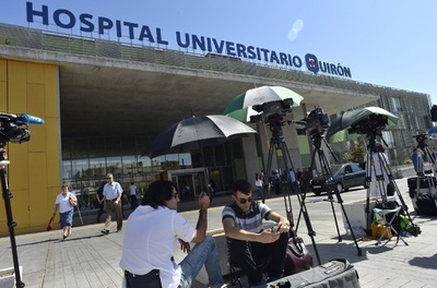 スペイン国王の病院前に、裸の男が乱入