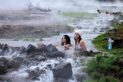 ゴラン高原でほっと一息、温水に漬かるイスラエルの人たち