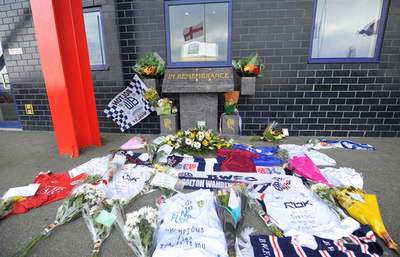 スピード氏の死を悼みファンが献花