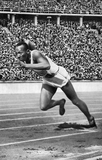 陸上の伝説的選手オーエンス氏の五輪金メダルが競売に