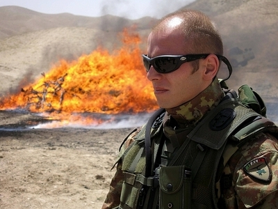 アフガニスタンのアヘン生産者、社会混乱存続のためタリバンに多額の資金