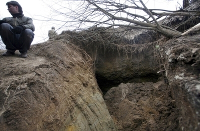 洞穴立てこもりの露カルト教団、遺体の腐臭で全員が退去