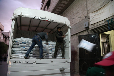 子どもが餓死のシリア反体制派地区、4万人分の支援物資到着