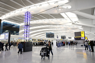 英ヒースロー空港で刃物騒ぎ、男が自分の頭刺す