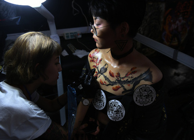 中国で未成年者のタトゥーを規制 わずか39円の低価格店舗も