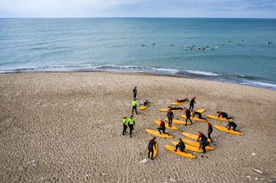デンマークの「コールドハワイ」、渡航制限下でビッグウエーブ