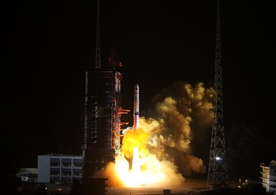 中国の月探査機「嫦娥4号」の中継衛星、打ち上げ成功
