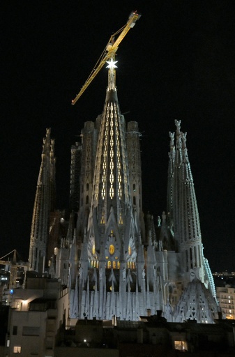 サグラダ・ファミリア「聖母マリアの塔」完成 先端の星点灯