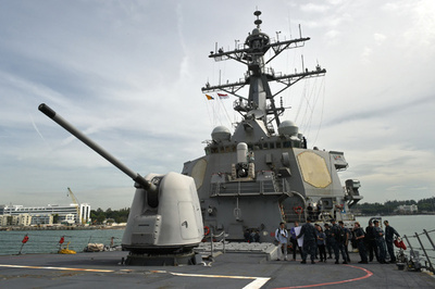 米海軍兵士、海自との共同訓練中に行方不明に 南シナ海