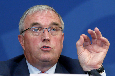 UCI プロツアー参加選手に宣誓書の署名を求める