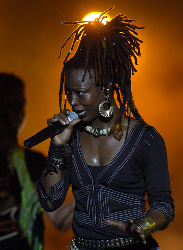 「第43回カルタゴ芸術祭」でDobet Gnahoreがパフォーマンス