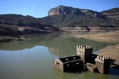 水位低下でダムに水没した工場出現 スペイン・カタルーニャ