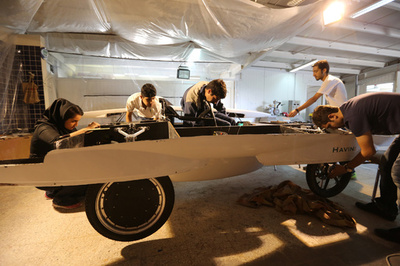 ソーラーカー大会に挑むイランの学生チーム、立ちはだかる経済制裁